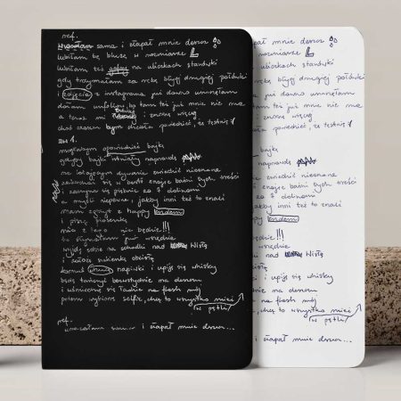 4 zeszyty z odręcznym tekstem piosenki Magdy Beredy na okładce